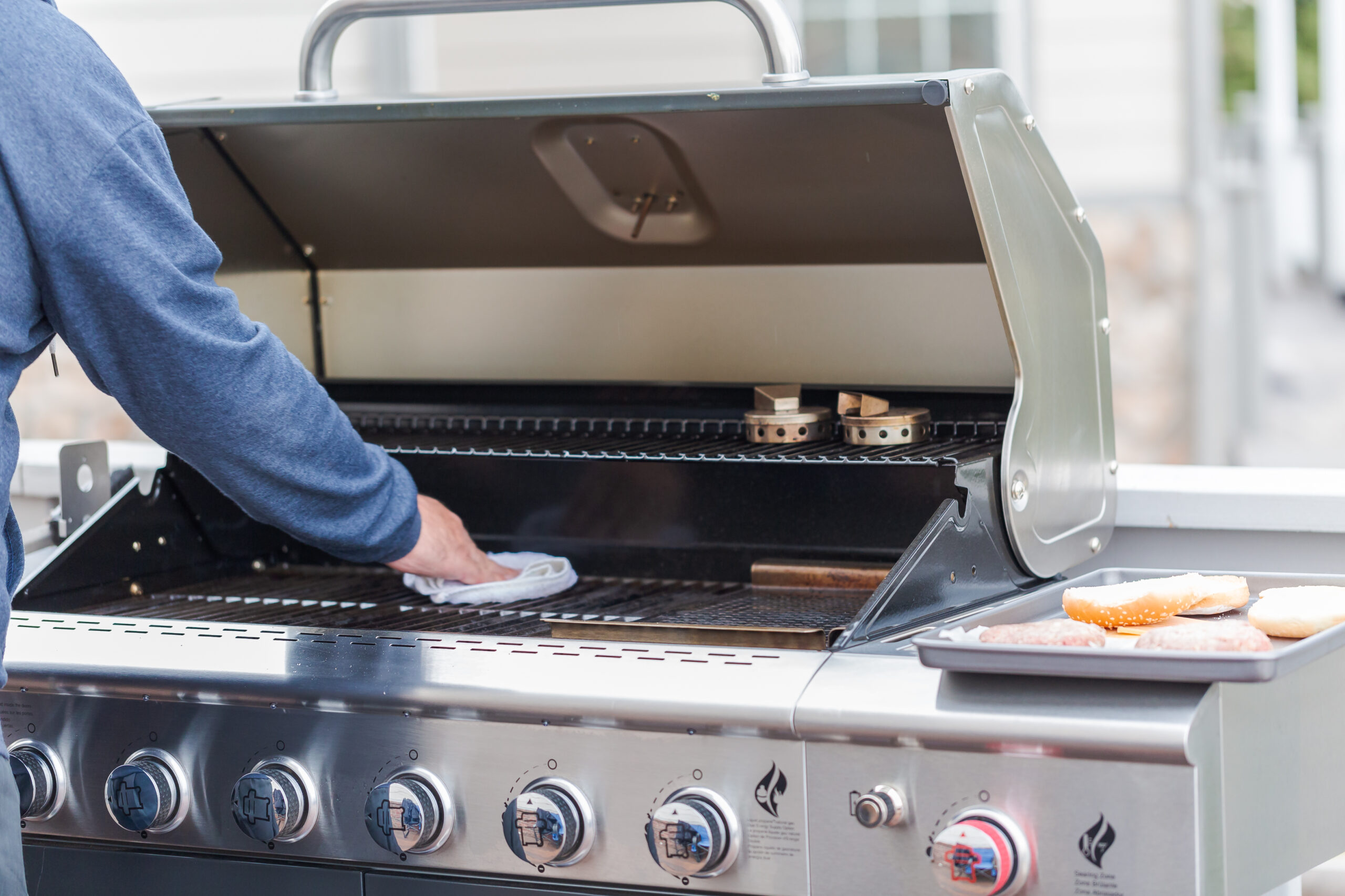 Cleaning,outdoor,gas,grill,before,next,grilling.